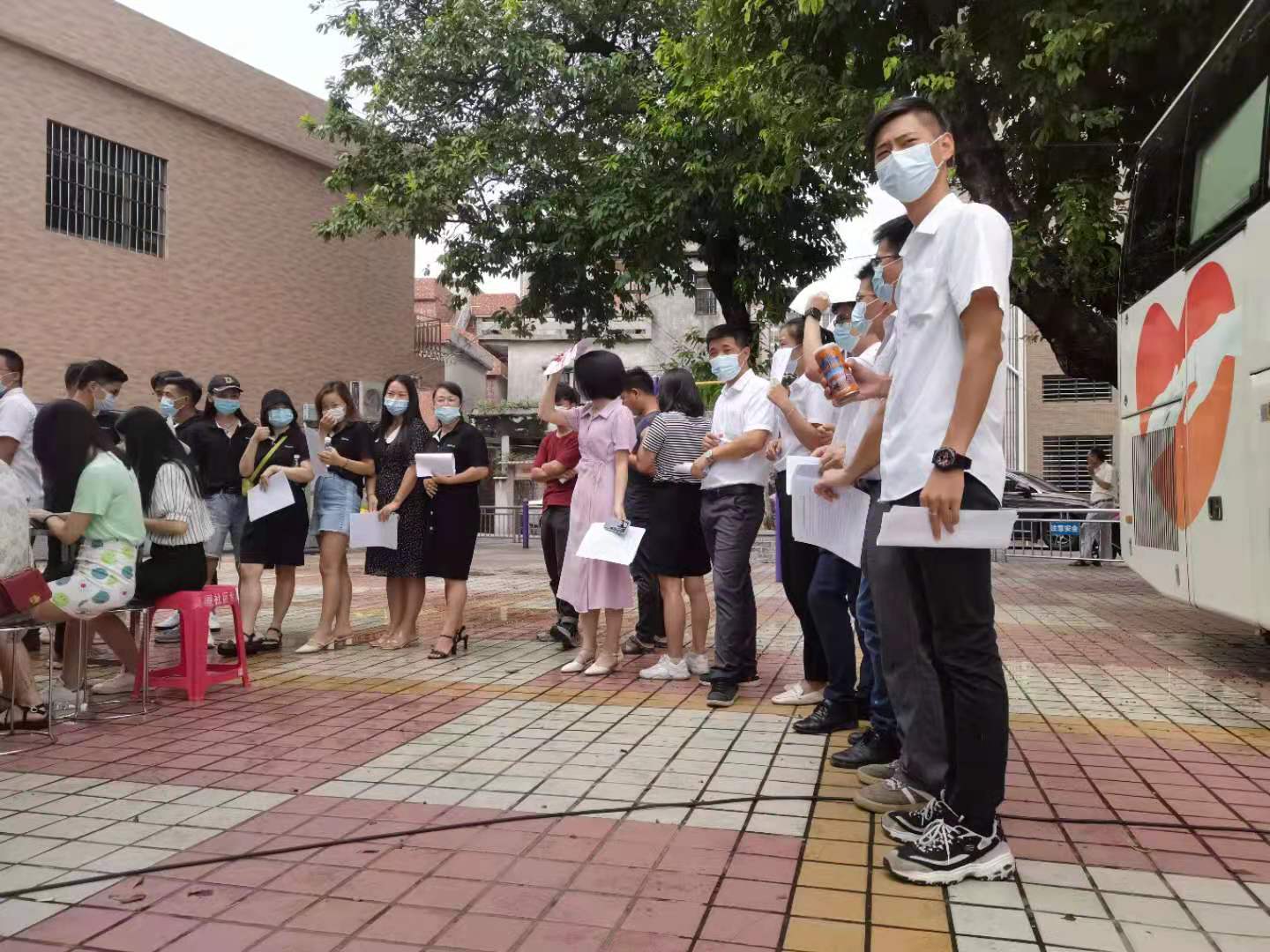 排隊(duì)驗(yàn)血 排隊(duì)驗(yàn)血